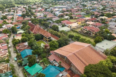 Las Pinas, Metro Manila 'da üst orta sınıf bir alt bölümün havası.
