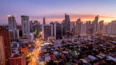 Günbatımında Makati silueti. Makati şehri, Metro Manila, Filipinler. Salcedo Village Bölgesi ve Bel Air manzarası