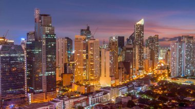 Makati, Metro Manila, Filipinler- Makati ufuk çizgisinin akşam üstü çekimi. Salcedo Bölgesi ve Bel Hava Köyü manzarası.