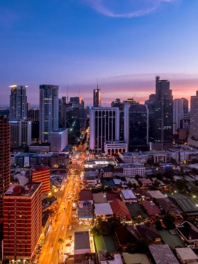 Makati, Metro Manila, Filipinler - Eylül 2020: Makati Bulvarı ve merkez iş bölgesi, akşam erken saatlerde.