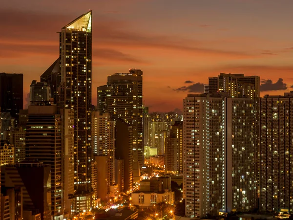 Captura Sol Ardiente Dramática Makati Skyline — Foto de Stock