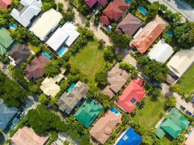 Muntinlupa, Metro Manila, Filipinler 'de lüks bir bölge olan Ayala Alabang Village' daki büyük evlerin en iyi manzarası..