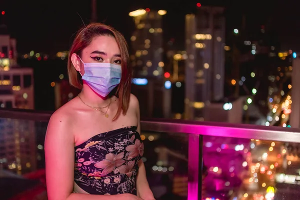 Una Atractiva Joven Asiática Con Una Máscara Quirúrgica Posa Junto — Foto de Stock