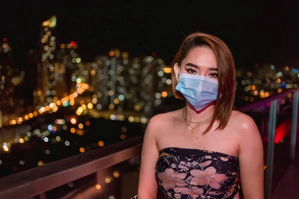 Una Atractiva Joven Asiática Con Una Máscara Quirúrgica Posa Junto — Foto de Stock