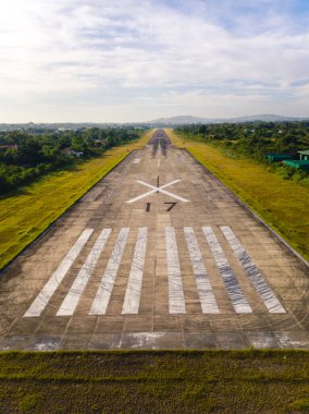 Tagbilaran, Bohol 'daki eski kapalı havaalanının pist manzarası.