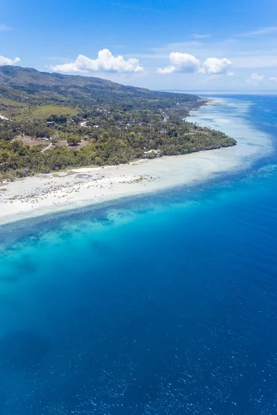 ルーンの海岸線 ボホール ターコイズブルーの海 マングローブや丘陵が景観を形成しています — ストック写真