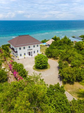 Dauis, Panglao, Bohol - Eylül 2019: Panglao Adası 'nda deniz kenarında güzel beyaz bir malikane. Bohol 'da yaşam tarzı ve tatil kavramı.