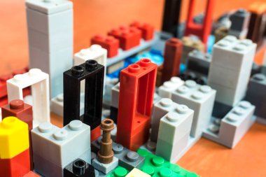 Birkaç plastik tuğla şehrin siluetini taklit eder. Geleceğin mimarı ya da yaratıcılığı kavramı.