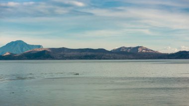 Taal volkanı ve göl, büyük bir kalderanın parçası. Mt. Resmin solundaki Maculot. Öğleden sonra çekimi..