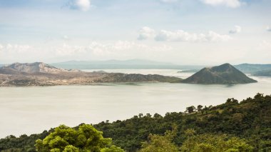 Taal volkanı ve gölü Tagaytay 'dan öğleden sonra görüldüğü gibi. 2020 'deki patlamadan sonra vuruldu. Volkan Adası' nda bitki örtüsü hala çorak...