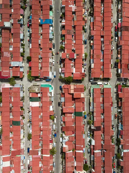 Vista Superior Vários Blocos Moradias Com Telhados Aço Vermelho Estradas — Fotografia de Stock