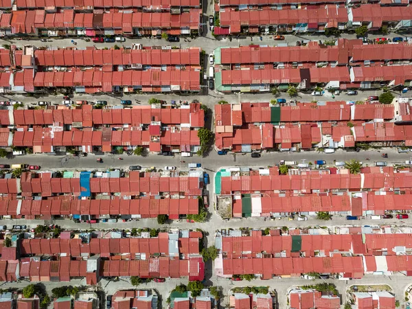 Horní Pohled Několik Bloků Měšťanských Domů Červenými Ocelovými Střechami Přeplněné — Stock fotografie