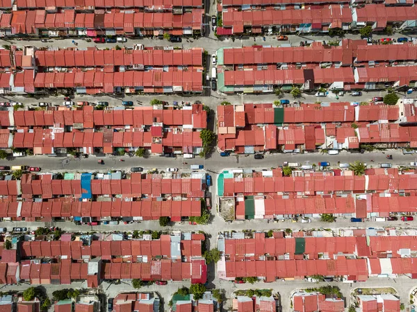 Vista Superior Vários Blocos Moradias Com Telhados Aço Vermelho Uma — Fotografia de Stock