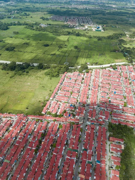 Antenne Von Reihenhäusern Mit Rotem Dach Und Ackerland Malagasang Imus — Stockfoto