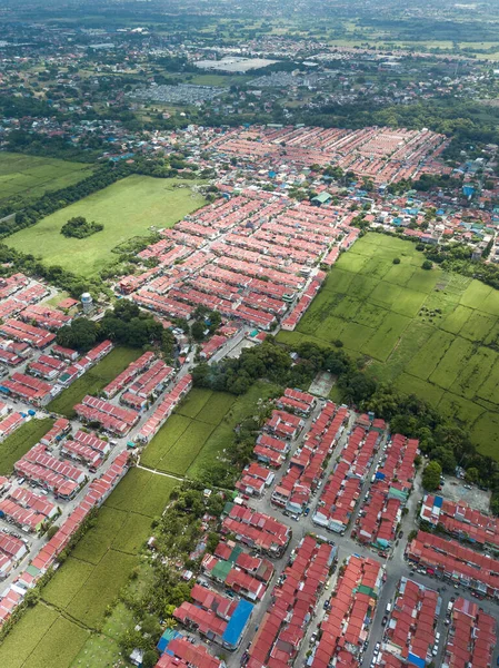 Antenne Von Reihenhäusern Mit Rotem Dach Und Ackerland Malagasang Imus — Stockfoto