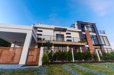 Calaca, Batangas, Filipinler - Eylül 2020: Tagaytay yakınlarında güzel bir modern tatil evi. Öğleden sonra çekilmiş..