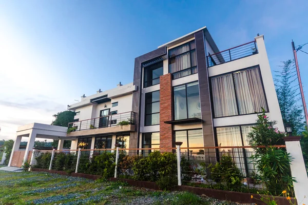 Calaca, Batangas, Filipinler - Eylül 2020: Tagaytay yakınlarında güzel bir modern tatil evi. Öğleden sonra çekilmiş..