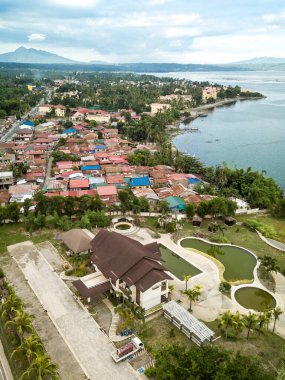 Bir tatil köyü, Talisay kasabası, Batangas ve Taal Gölü kıyıları. Banahaw Dağı fotoğrafın sol üst kısmında görünür..
