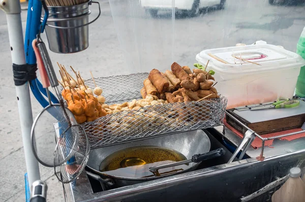 Kringflackande Mat Stall Gatorna Som Erbjuder Mängd Olika Pinoy Street — Stockfoto