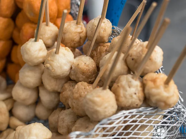 Close Van Gebakken Inktvis Ballen Stokjes Een Populaire Filippijnse Street — Stockfoto