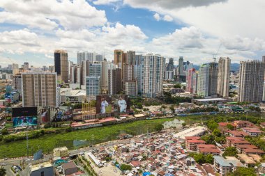Metro Manila, Filipinler - Temmuz 2020: Mandaluyong City 'de Pasig Nehri ve Makati' deki gecekondu bölgeleri üzerindeki apartman daireleri.
