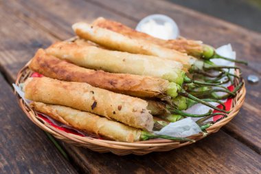 Dinamit lumpia ya da dinamita, popüler bir Filipinli aperatiftir. Genellikle peynir, kıyma ya da domuz eti ile doldurulur..