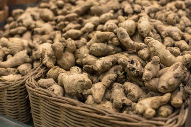 Bir süpermarkette sergilenen içi zencefil dolu sepetler..