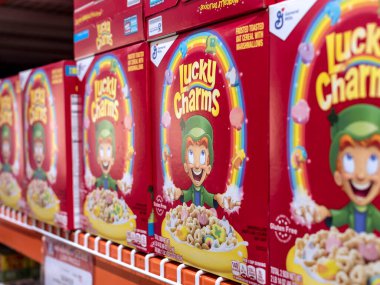 Manila, Filipinler - Eylül 2020: Lucky Charms, ABD 'li mısır gevreği markası. Süpermarkette bir koridorda sergileniyor..
