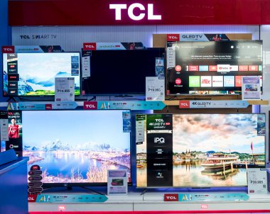 Manila, Filipinler - Eylül 2020: Bir mağazada satılık çeşitli boyutlarda TCL TV 'ler.