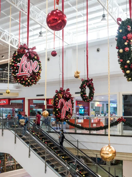 필리핀 메트로 마닐라 2020 화환과 크리스마스 장식들이 쇼핑몰의 아트리움에 세워졌다 — 스톡 사진