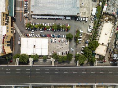 Yükseltilmiş bir otoyol ve bir otopark manzarası. Filipinler 'de Metro Manila Skyway Havalimanı.