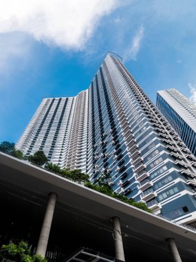 Makati, Filipinler - Eylül 2020: The Rise Makati, şehirdeki yüksek binalar için bir küme.