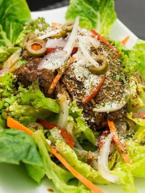 Tavuk göğsü, marul, kırmızı dolma biber, soğan ve yeşil zeytinden yapılmış ızgara tavuk salatası..