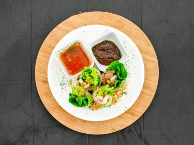 Vietnam bahar böreklerinin manzarası karides, Pomelo ve sebzelerle dolu, acı biber soslu ve fıstık soslu..