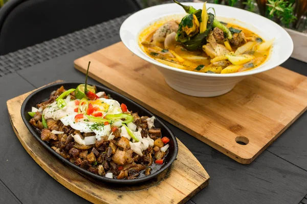 Sisig Cerdo Tinola Pollo Dos Platos Filipinos Populares — Foto de Stock