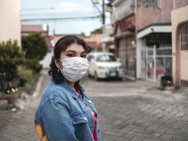 Mladá Filipínka Džínové Bundě Chirurgickou Maskou Typické Příměstské Vesnice Manile — Stock fotografie