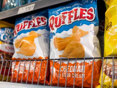 Manila, Filipinler - Eylül 2020: Cheetos, Frito-Lay tarafından yapılan bir patates cipsidir. Çedar ve Ekşi Krema aromalı çeşitleri süpermarkette bir koridorda.
