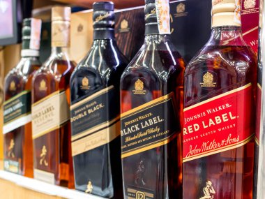 Manila, Filipinler - Eylül 2020: Johnnie Walker Scotch Whiskey 'nin popüler varyasyonları bir içki dükkanı veya süpermarkette.