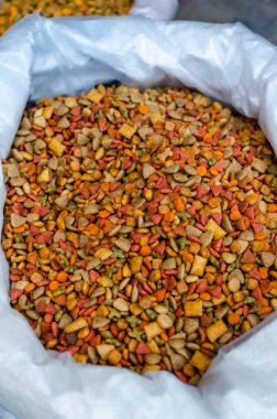 Bir hayvan dükkanında kiloyla satılık kedi mamasıyla dolu açık bir çanta..