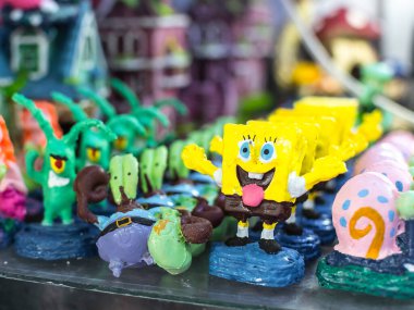 Metro Manila, Filipinler - Ekim 2020: Sünger Bob karakterleri Cartimar 'daki yerel bir petshopta satılık akvaryum yenilik dekorasyonları.