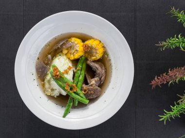 Beef Bulalo 'nun en iyi manzarası, Filipinler' den popüler bir et çorbası. Biftek ve kemik iliği olan açık renkli bir çorba..