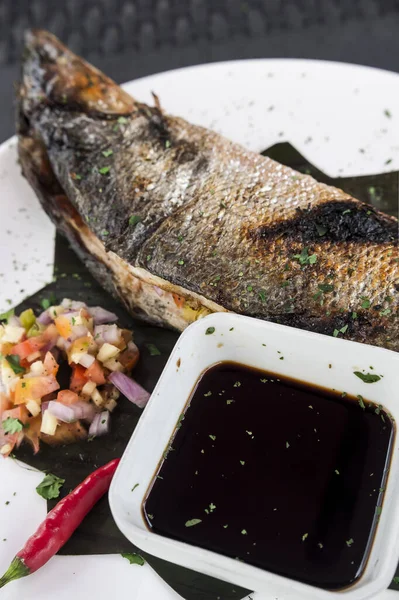 Bangus Deshuesado Parrilla Relleno Verduras Servido Con Soysauce Atchara Bangus — Foto de Stock