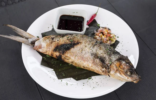 Bangus Deshuesado Parrilla Relleno Verduras Servido Con Soysauce Atchara Bangus — Foto de Stock