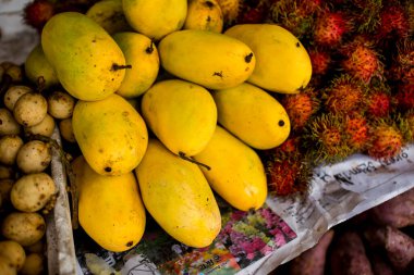 Zapote Pazarı, Las Pinas, Filipinler - Ekim 2020: Lanzones, Yellow Mango ve Rambutan Filipinler 'deki yerel bir pazarda satışa sunuldu.