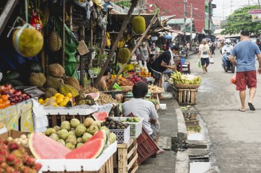 Zapote Pazarı, Las Pinas, Metro Manila - Ekim 2020: Yol boyunca tropikal meyve satan küçük tezgahlar.