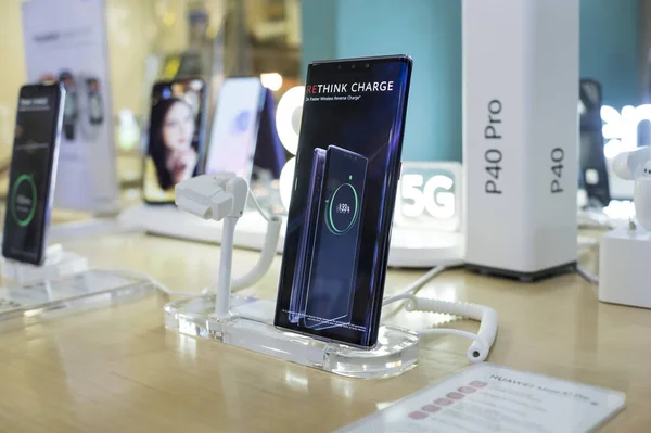 Metro Manila Filipinas Smartphones Huawei Listos Para Pantalla Una Mesa — Foto de Stock