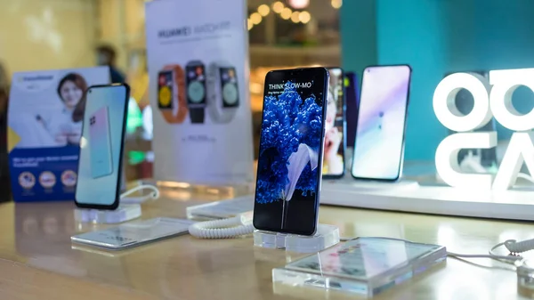 Metro Manila Filipinas Smartphones Huawei Listos Para Pantalla Una Mesa — Foto de Stock