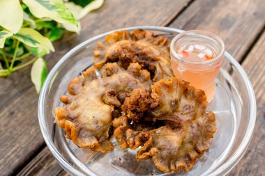 Chicharon Bulaklak, domuz mezanterisinden yapılan ve baharatlı sirkeyle servis edilen egzotik bir Filipin aperatifi..