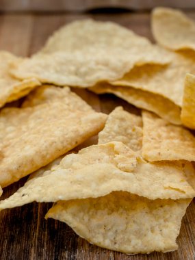 Nacho Tortilla Chips 'i ahşap bir masada yaklaş..