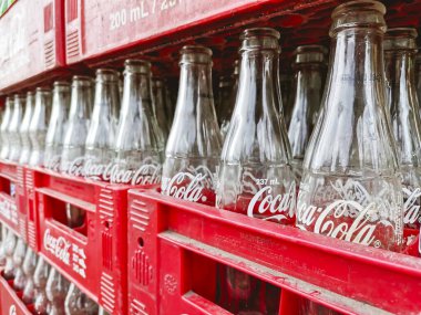 Manila, Filipinler - Ekim 2020: Yerel bir mağazanın önünde boş 237 ml kola şişesi.